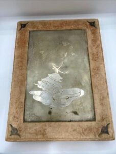 Scatola in tessuto con cacciatrice di farfalle recentemente acquisita dal Museo Ottocento Bologna